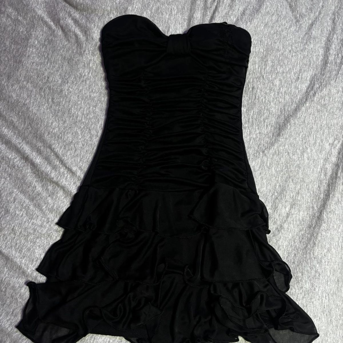 Robe de bal courte noire coupe trapèze en cœur J7646