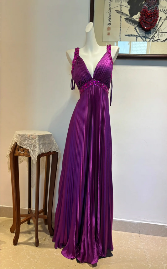 Perlenbesetztes, langes, violettes Ballkleid aus plissiertem Satin J8461