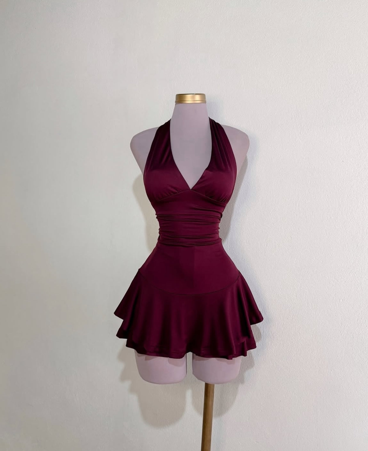 Robe de bal courte bordeaux à col licou et coupe trapèze J7414