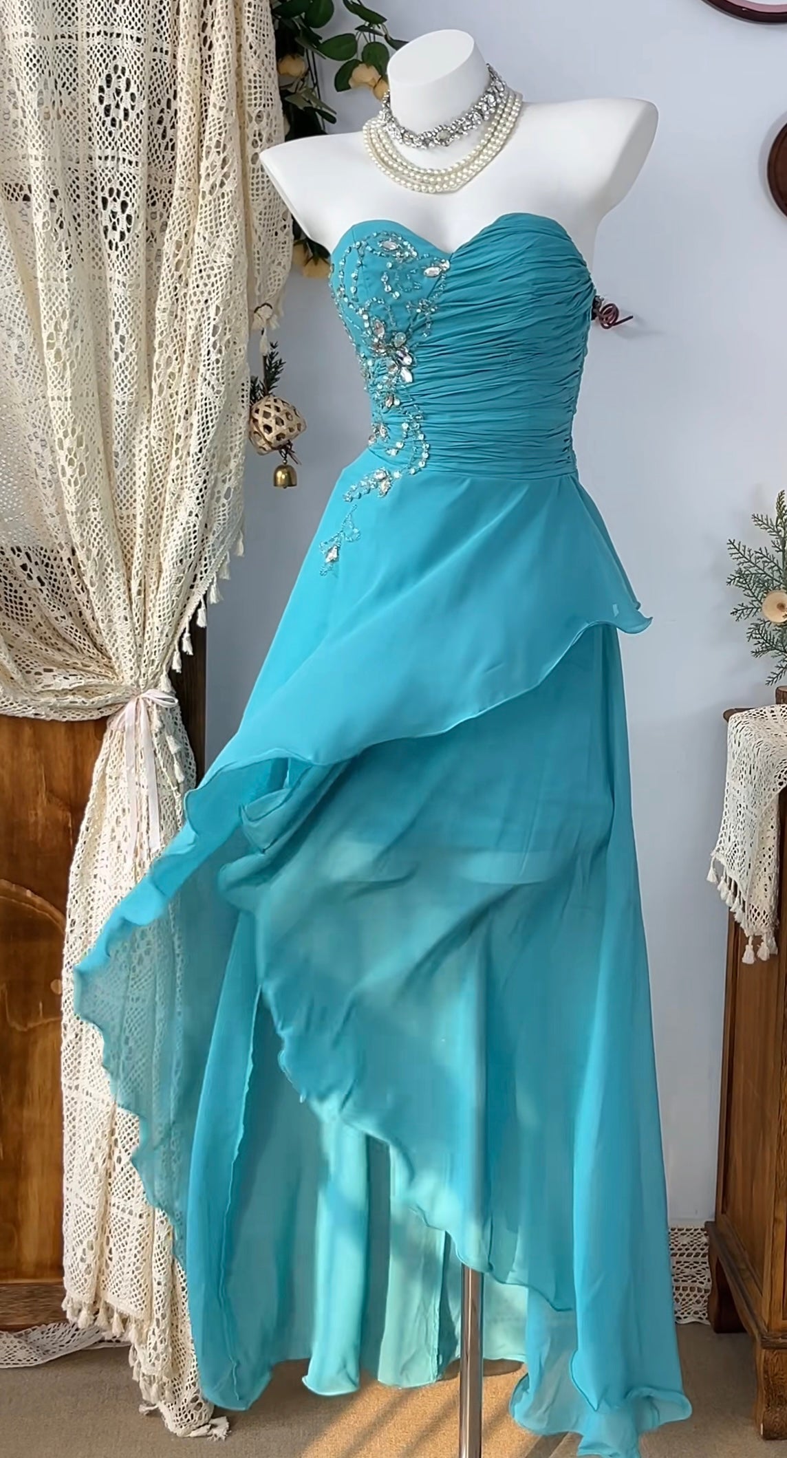 Robe de soirée trapèze bleue à perles et décolleté en cœur J7049