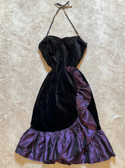 Robe de bal noire dos nu à volants violets J8539