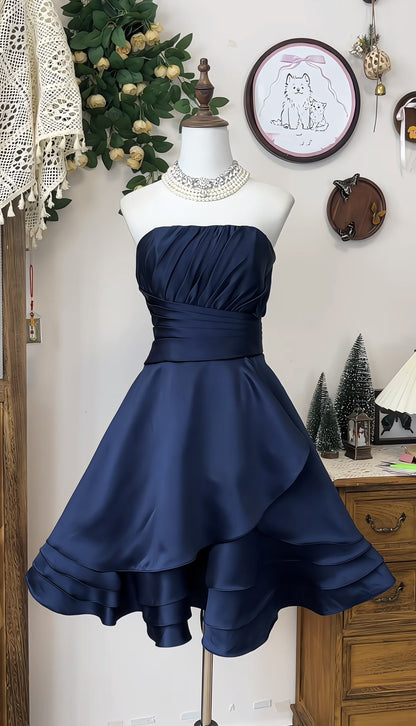 Trägerloses A-Linien-Heimkehrkleid in Marineblau mit Rüschen, kurzes formelles Partykleid J7060