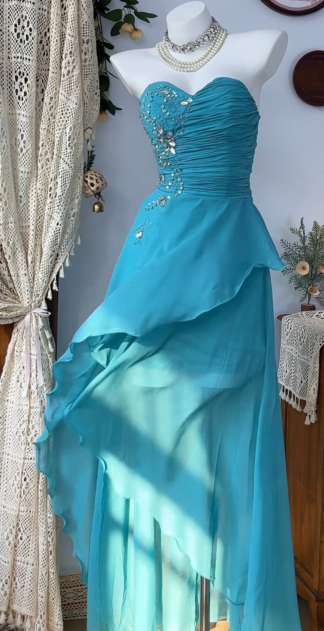 Robe de soirée trapèze bleue à perles et décolleté en cœur J7049