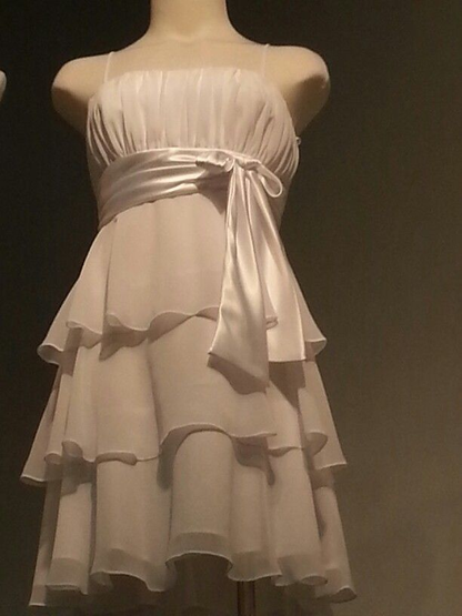 Robe de soirée rose à bretelles spaghetti et volants J7431