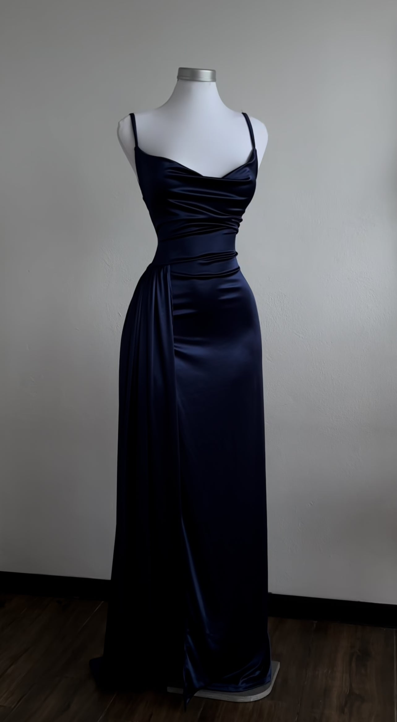 Robe de bal longue bleu marine à bretelles spaghetti et dos nu, robe de soirée sexy J8592