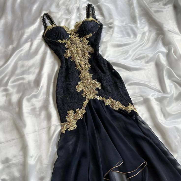 Elegantes schwarzes Chiffon-Spitzen-Ballkleid mit Rüschen J8228