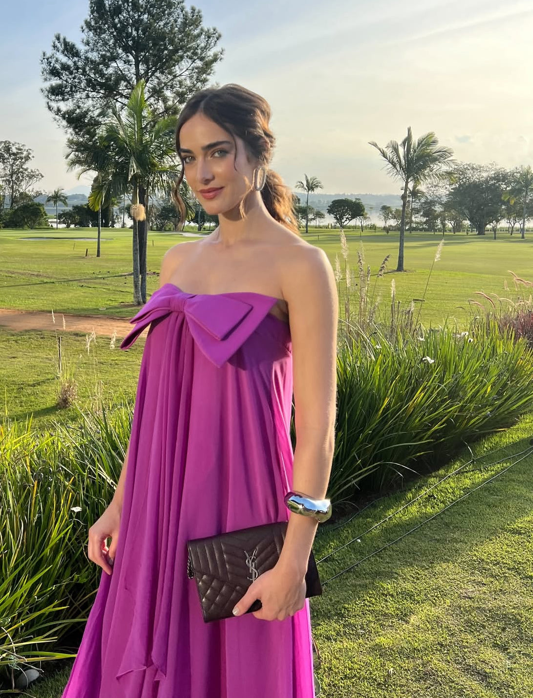 Robe de soirée fuchsia en mousseline de soie avec nœud et nœud J7032