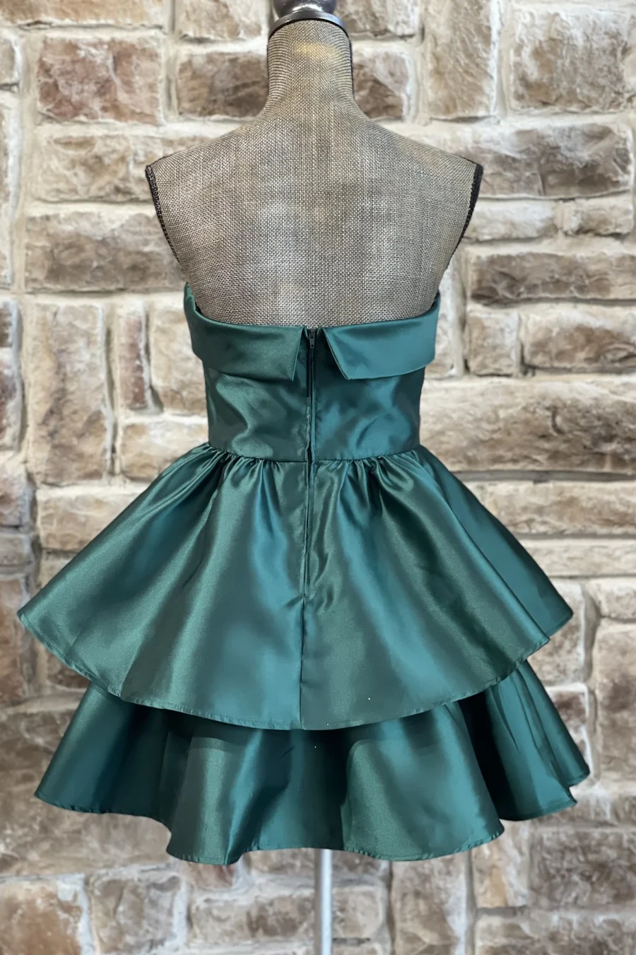 Grünes trägerloses A-Linien-Mini-Heimkehrkleid aus Satin mit Lagenmuster J6958