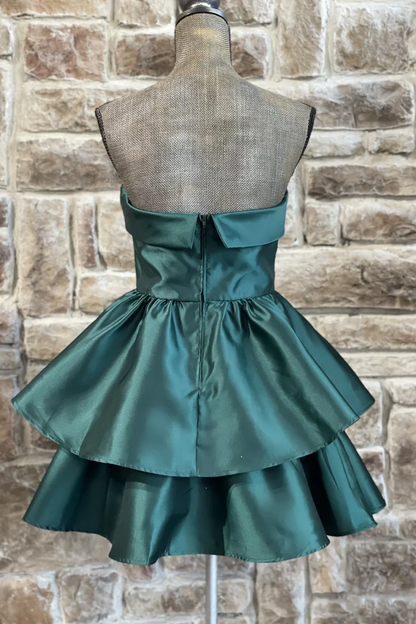 Grünes trägerloses A-Linien-Mini-Heimkehrkleid aus Satin mit Lagenmuster J6958
