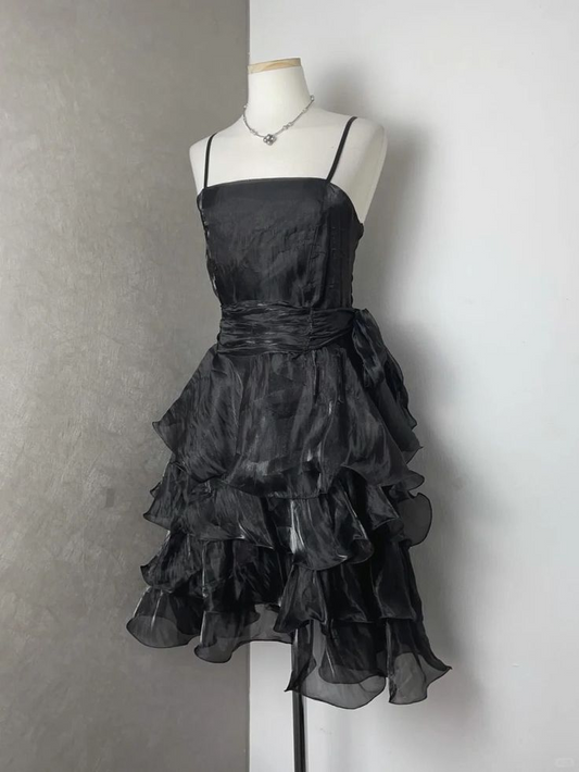 Schickes schwarzes Homecoming-Kleid mit Spaghettiträgern und Rüschen J8373
