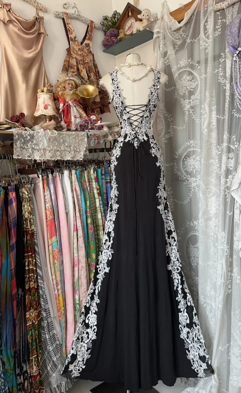 Robe de bal longue sirène noire avec appliques blanches J8666