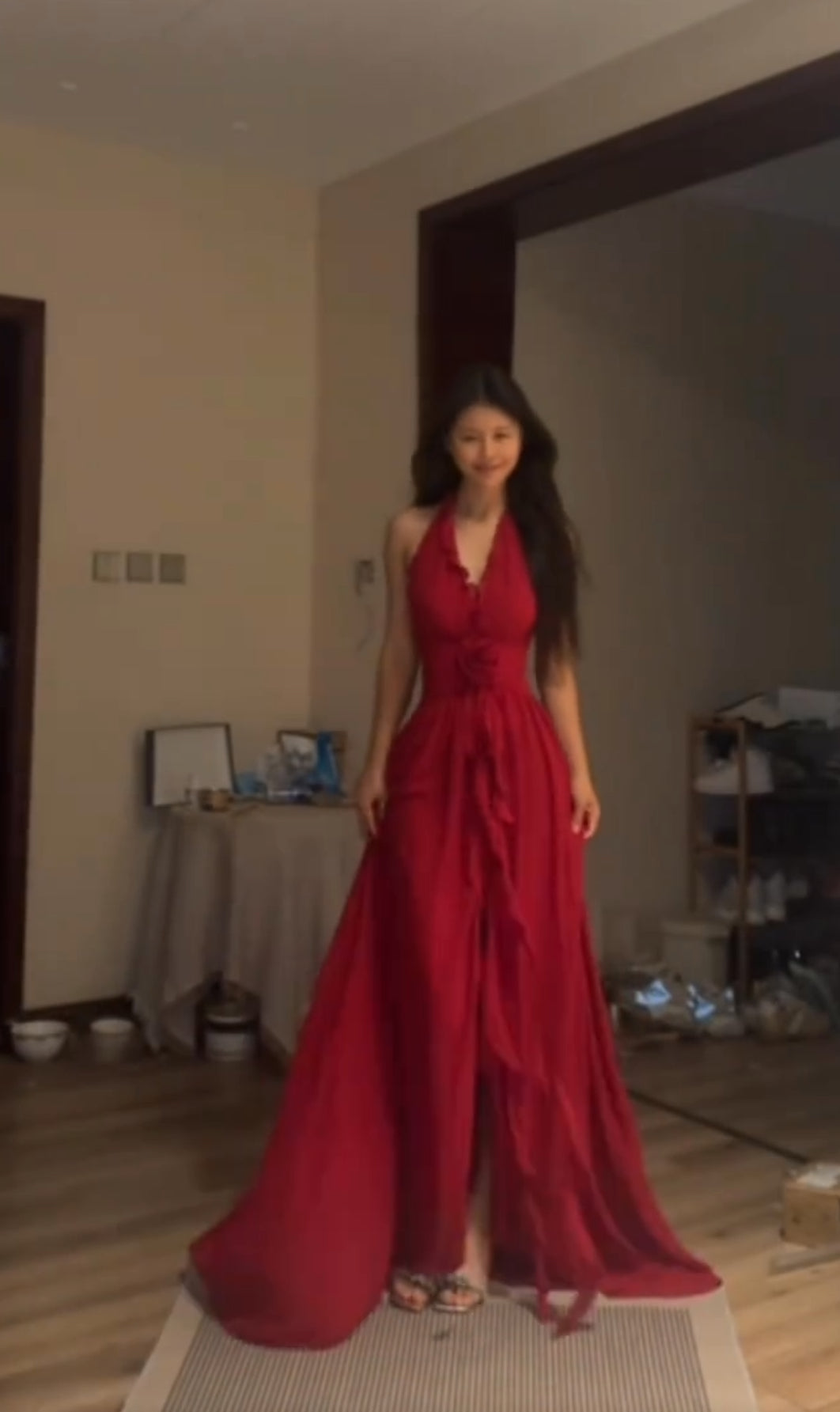 Robe de soirée rouge à col en V et volants, coupe trapèze, J7266