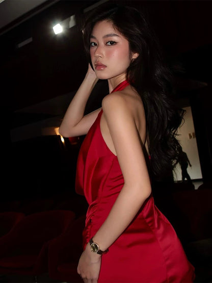 Rotes Neckholder-Etuikleid aus Satin für den Heimkehr-Geburtstag J7300