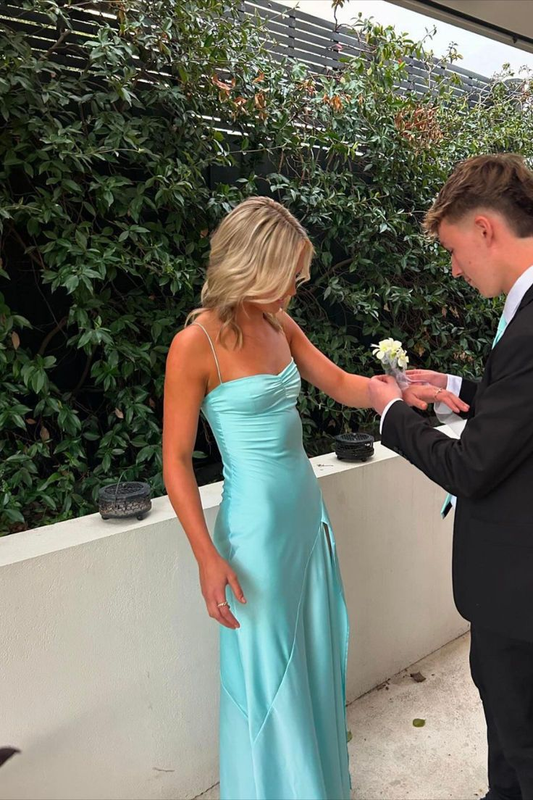 Blaues langes Kleid mit Spaghettiträgern und Schlitz J5860