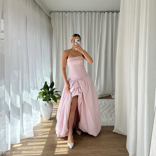 Trägerloses rosa A-Linien-Ballkleid mit Schlitz J5874
