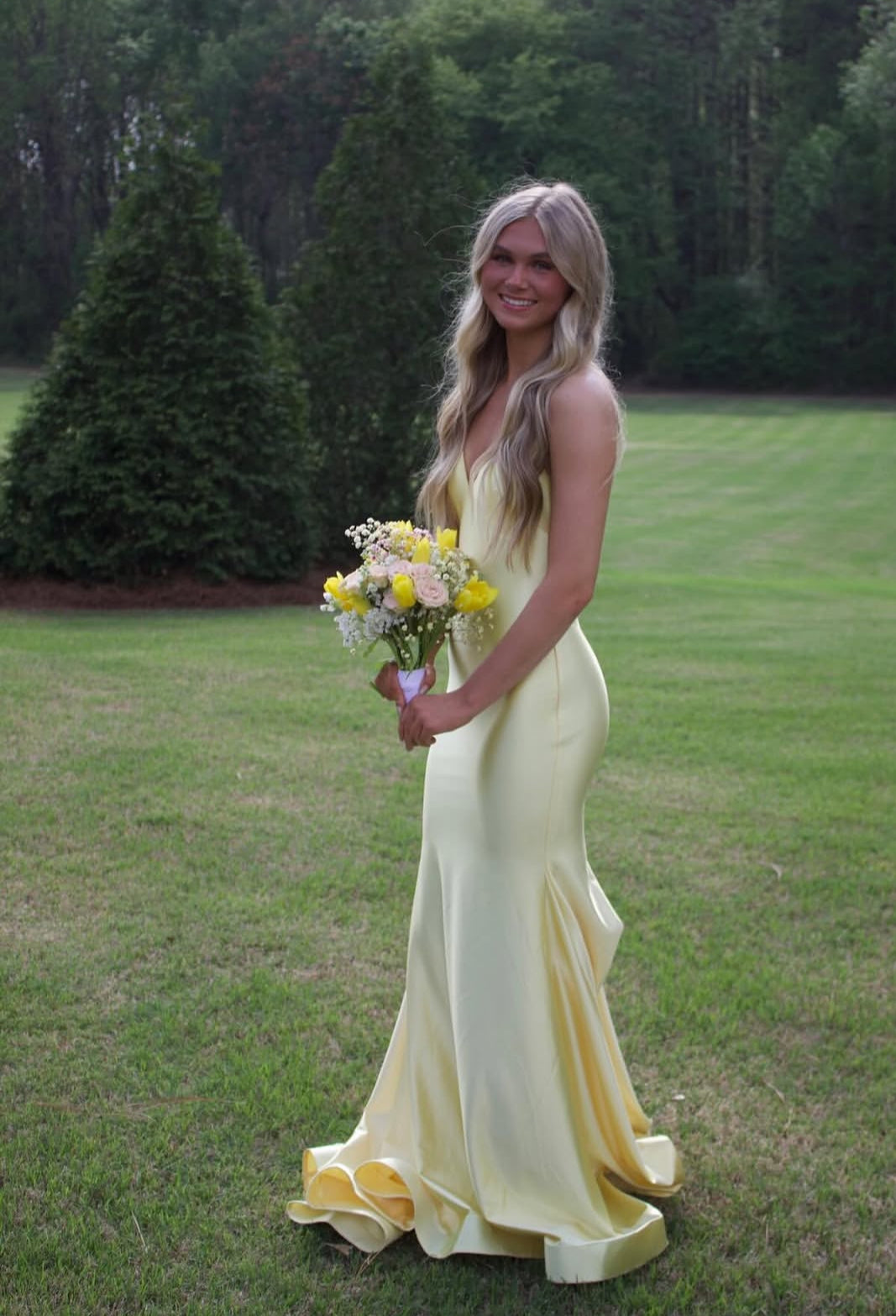 Robe de soirée longue sirène jaune dos nu en satin J7897