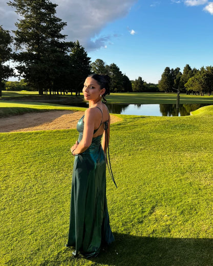 Robe de bal longue verte à col en V et dos nu J5918