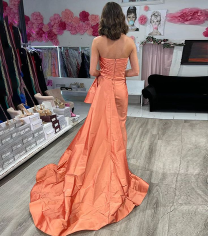 Trägerloses A-Linien-Ballkleid mit Schlitz J5938