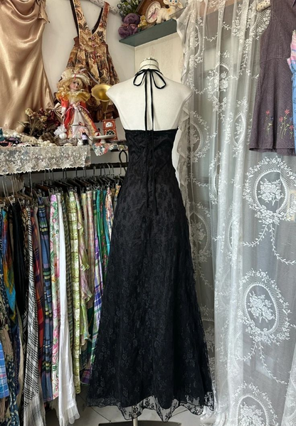 Robe de bal longue noire à col en V et dos nu en dentelle J5943