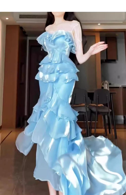 Robe de bal longue sirène sans bretelles bleu ciel à volants J5971