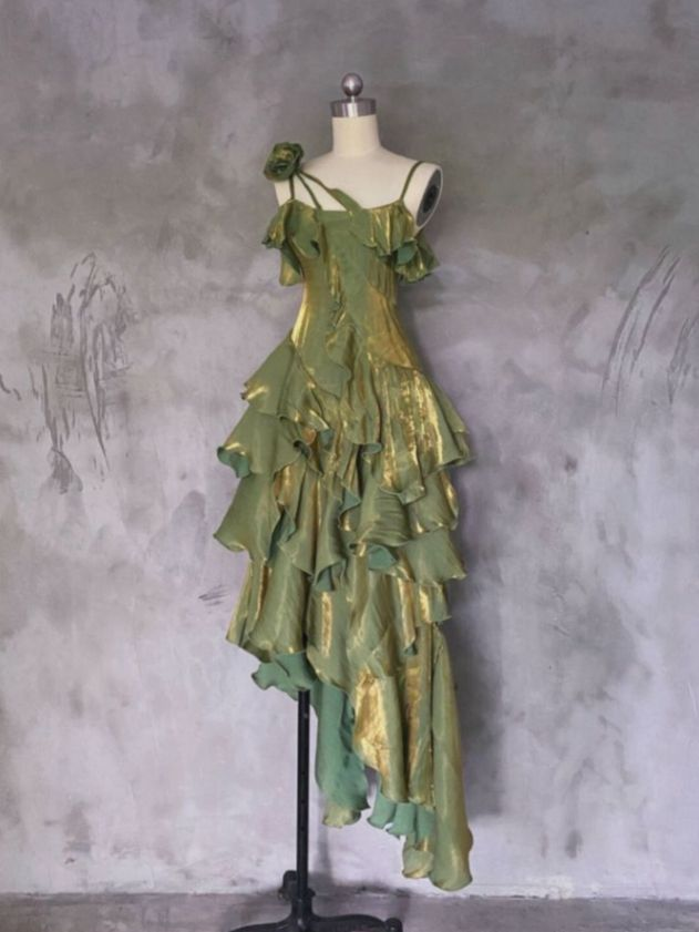 Robe de bal verte à bretelles spaghetti et à volants J5972
