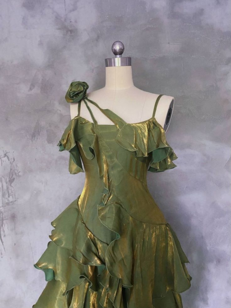 Robe de bal verte à bretelles spaghetti et à volants J5972