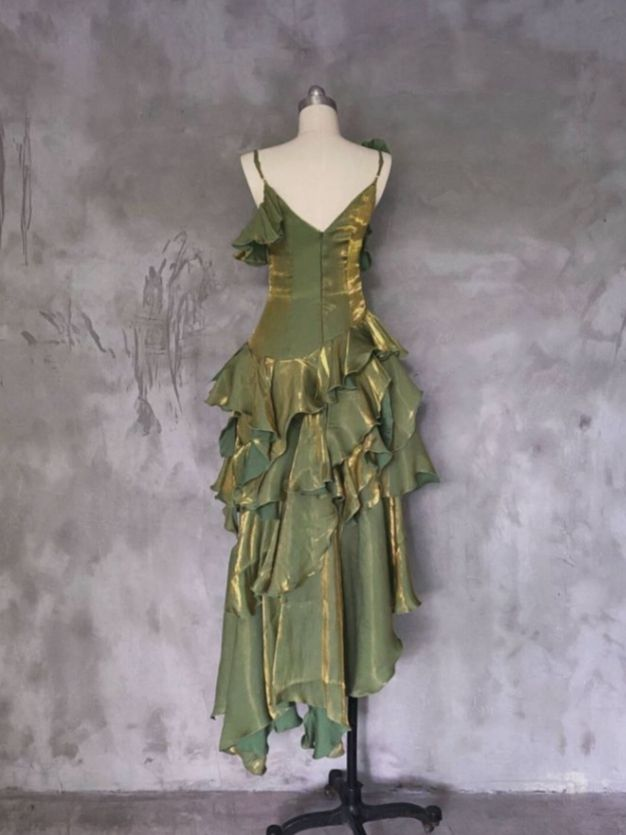 Robe de bal verte à bretelles spaghetti et à volants J5972