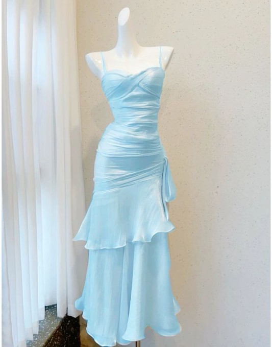 Blaues Ballkleid mit Spaghettiträgern und Rüschen J5978