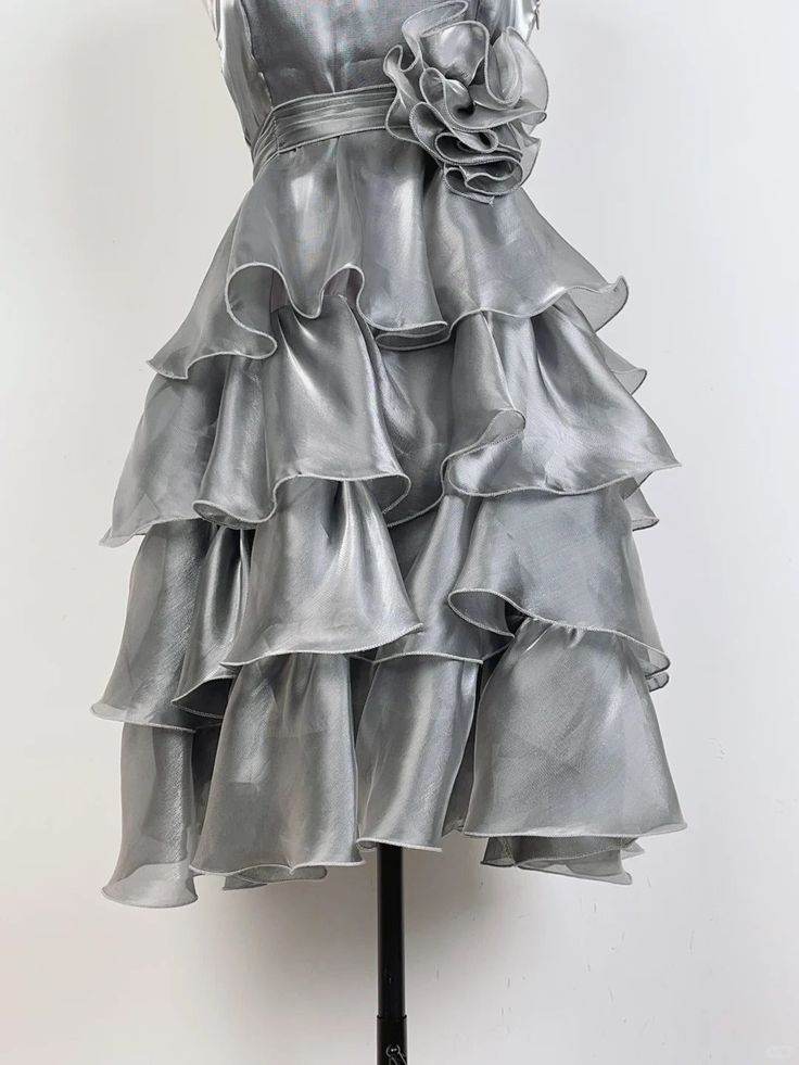 Silbernes gestuftes Homecoming-Kleid mit Spaghettiträgern J7601