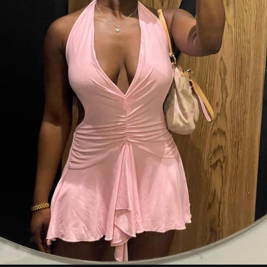 Robe de soirée courte rose à col en V et dos nu J7607