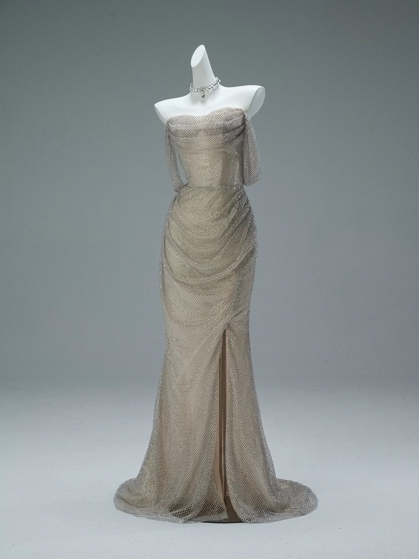 Schulterfreies Meerjungfrau-Ballkleid mit Schlitz J8432