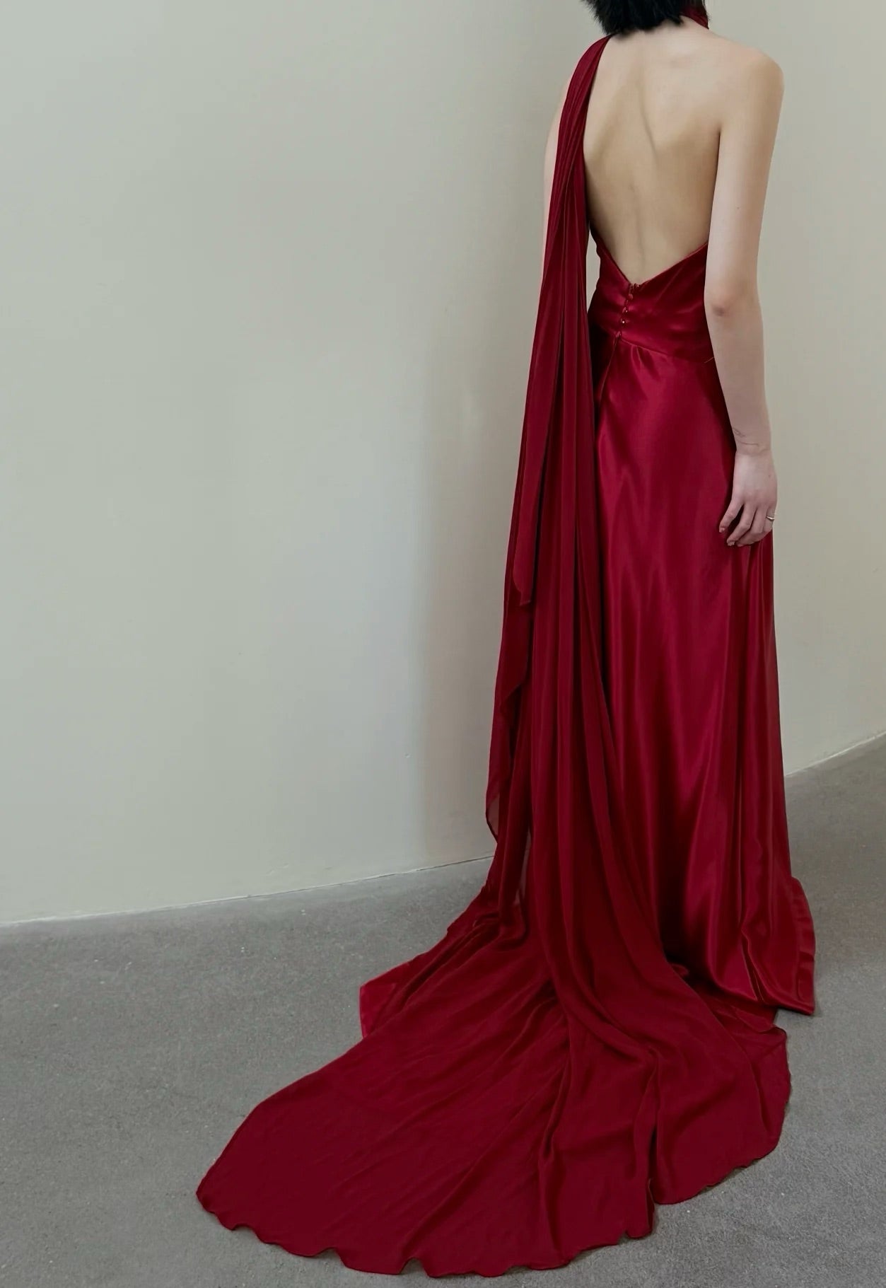 Robe de soirée sirène bordeaux en satin à col licou J7255