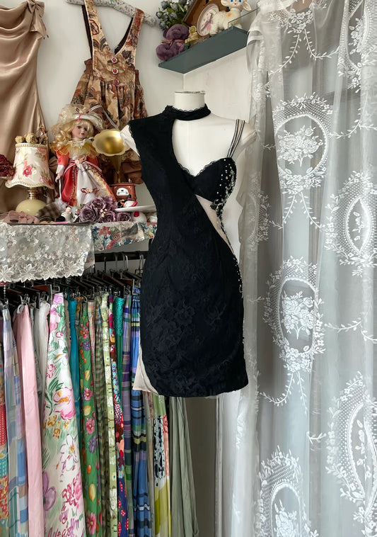 Schwarzes kurzes Abendkleid aus Spitze, sexy Partykleid J8529