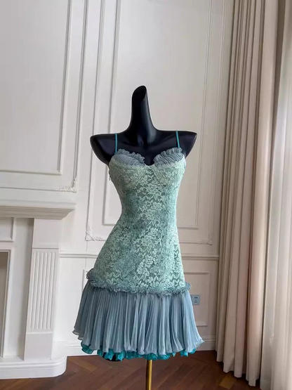 Robe d'anniversaire courte plissée en dentelle bleue à bretelles spaghetti J8388