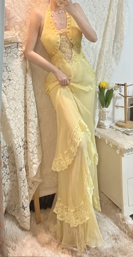 Robe de bal longue jaune en mousseline de soie et dentelle perlée à volants J8774