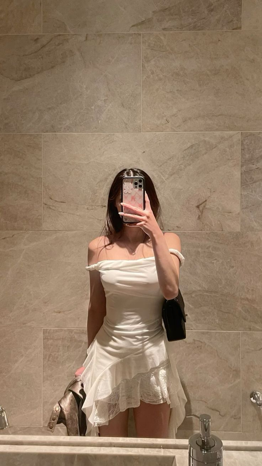 Schulterfreies Rüschen-Heimkehrkleid, Geburtstagsoutfit J7640