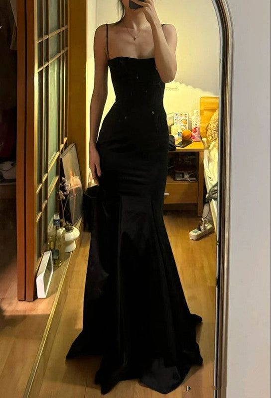 Robe de soirée sirène noire à bretelles spaghetti en satin J6022
