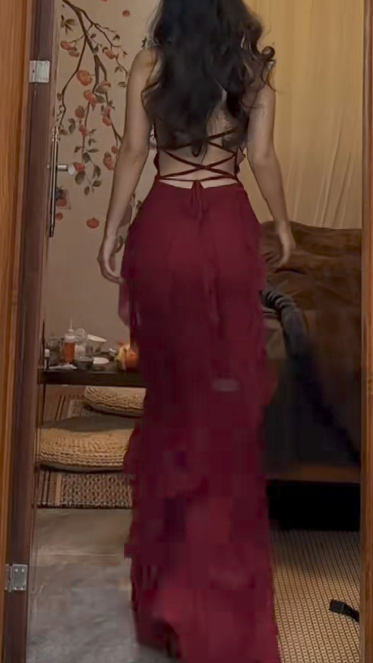 Robe de bal bordeaux à volants et lacets dans le dos J6052