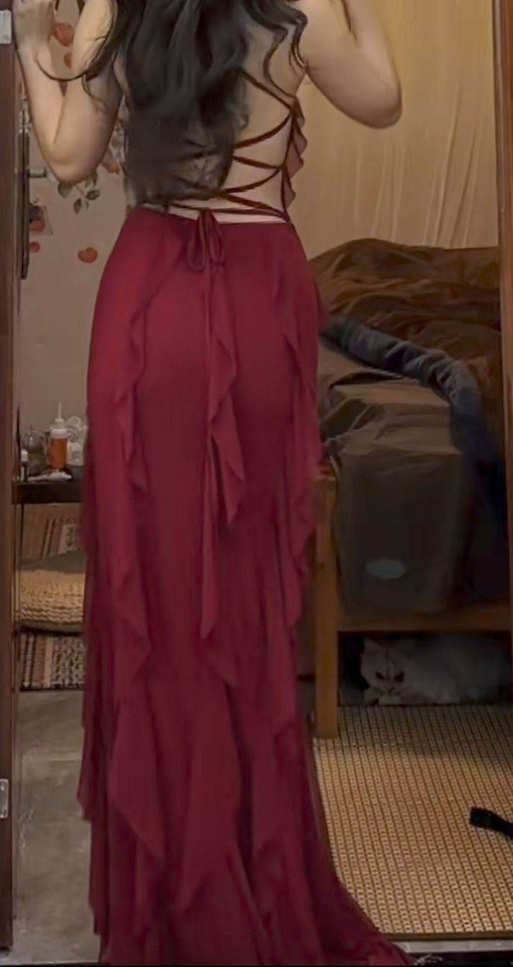 Robe de bal bordeaux à volants et lacets dans le dos J6052