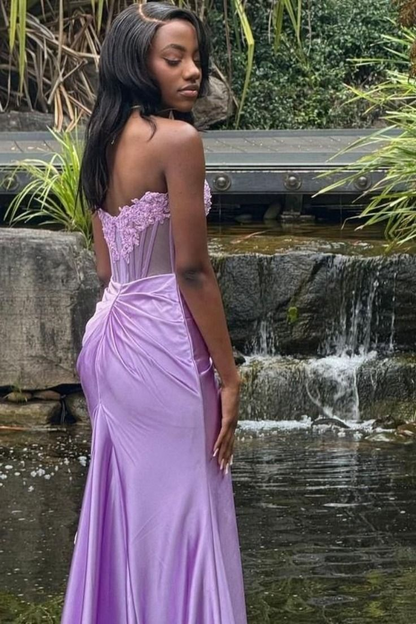 Trägerloses, langes Ballkleid mit Lavendel-Applikationen J6085