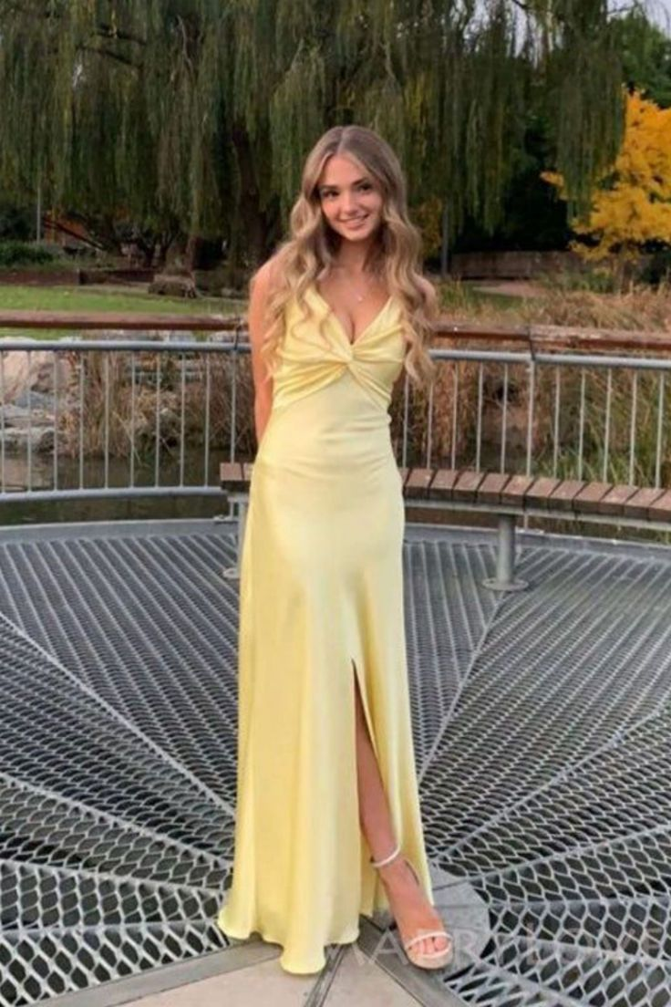 Träger Gelbes Satin Langes Kleid mit Schlitz J6099