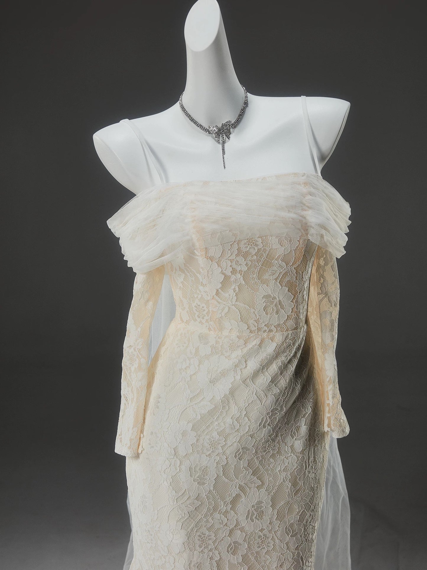 Robe de mariée sirène à épaules dénudées et manches longues en dentelle J8433