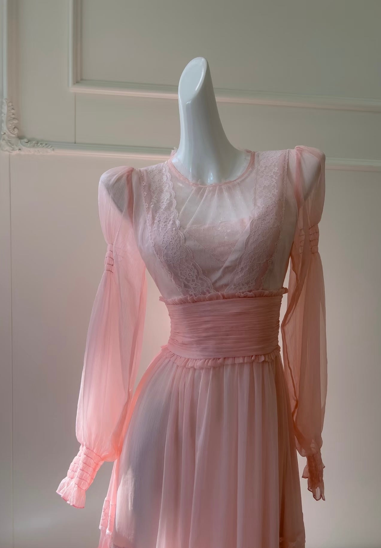 Robe de bal trapèze rose à manches longues en mousseline de soie J7259