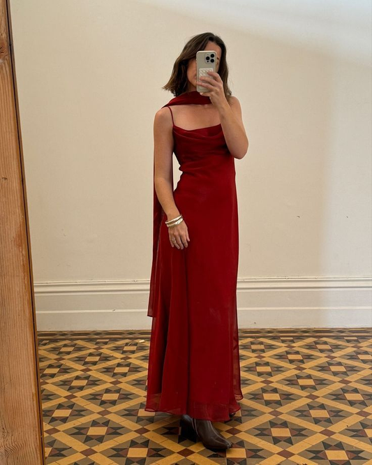 Robe de bal rouge à bretelles spaghetti et coupe trapèze J6104