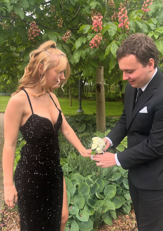 Langes Ballkleid mit Spaghettiträgern und Pailletten in Schwarz J7871