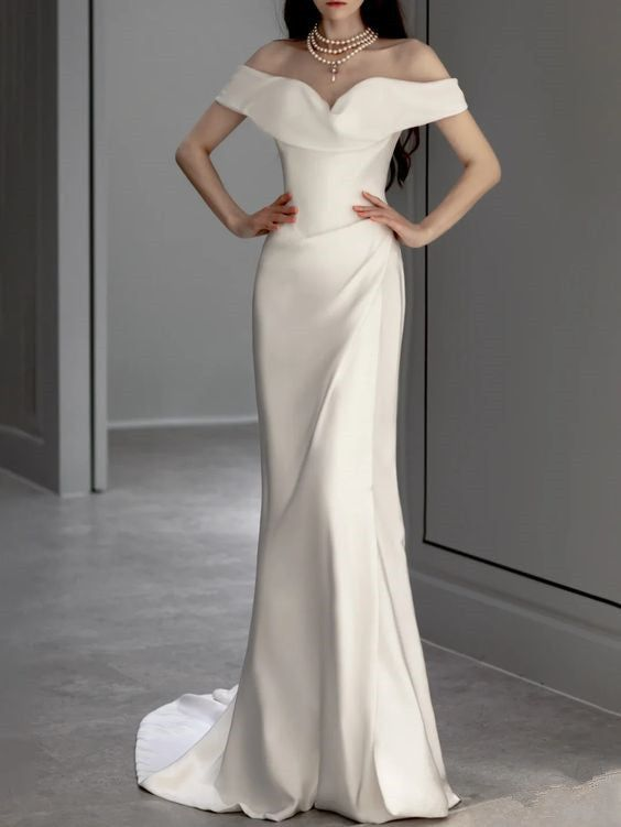 Robe de mariée élégante en satin à épaules dénudées et style sirène J6147