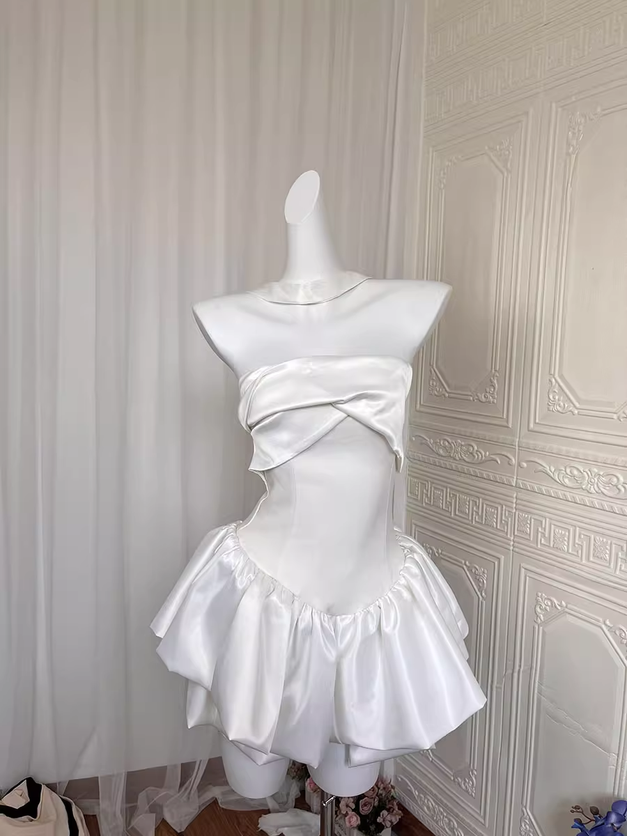 Trägerloses weißes A-Linien-Kurzballkleid Homecoming-Kleid J6173