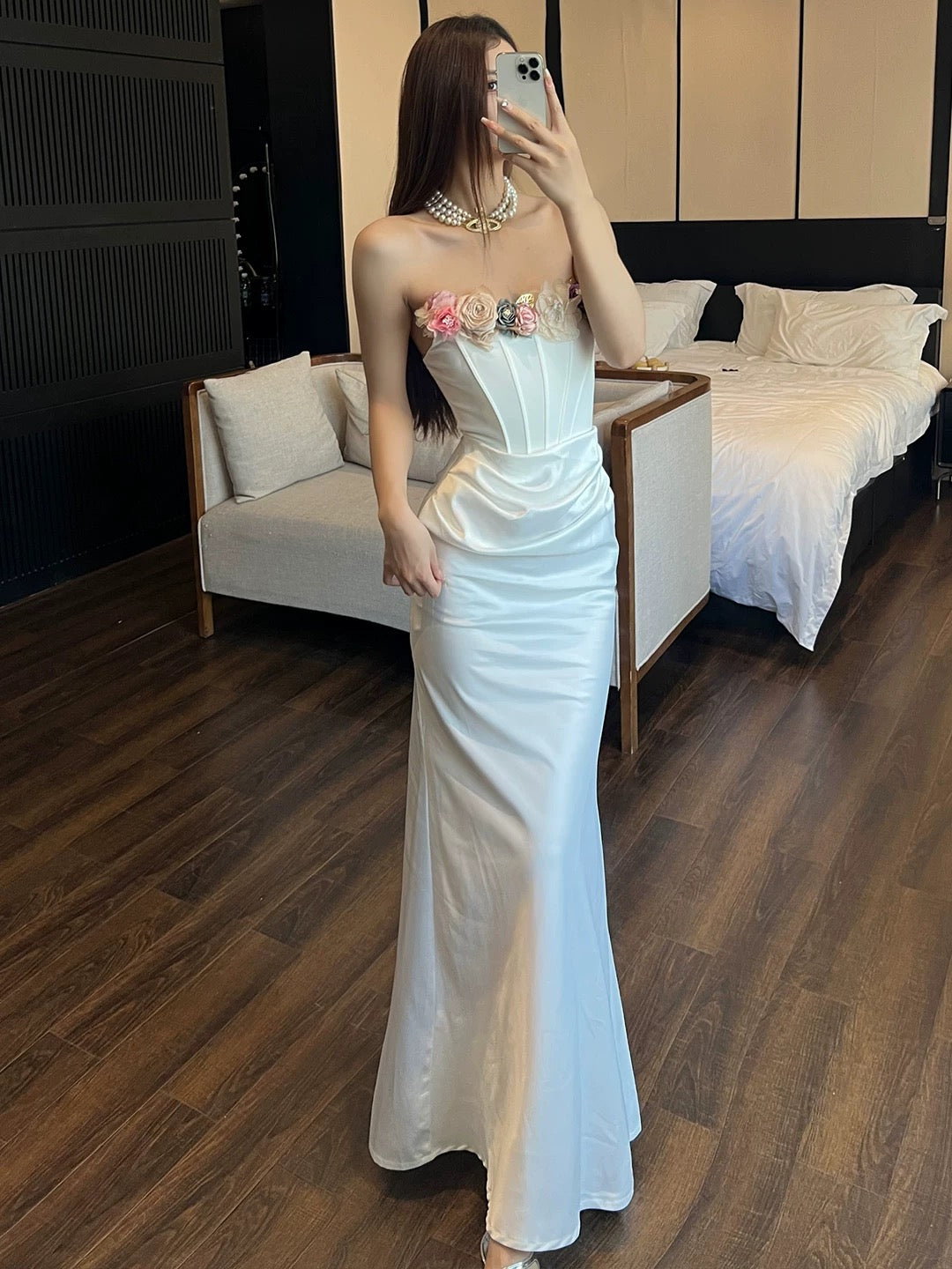 Weißes Meerjungfrau-Satin-Abschlussballkleid mit 3D-Blumenmuster J6164