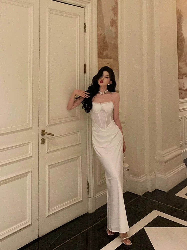 Robe de soirée fourreau blanche à bretelles spaghetti et dentelle J6174