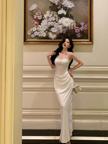 Robe de soirée fourreau blanche à bretelles spaghetti et dentelle J6174